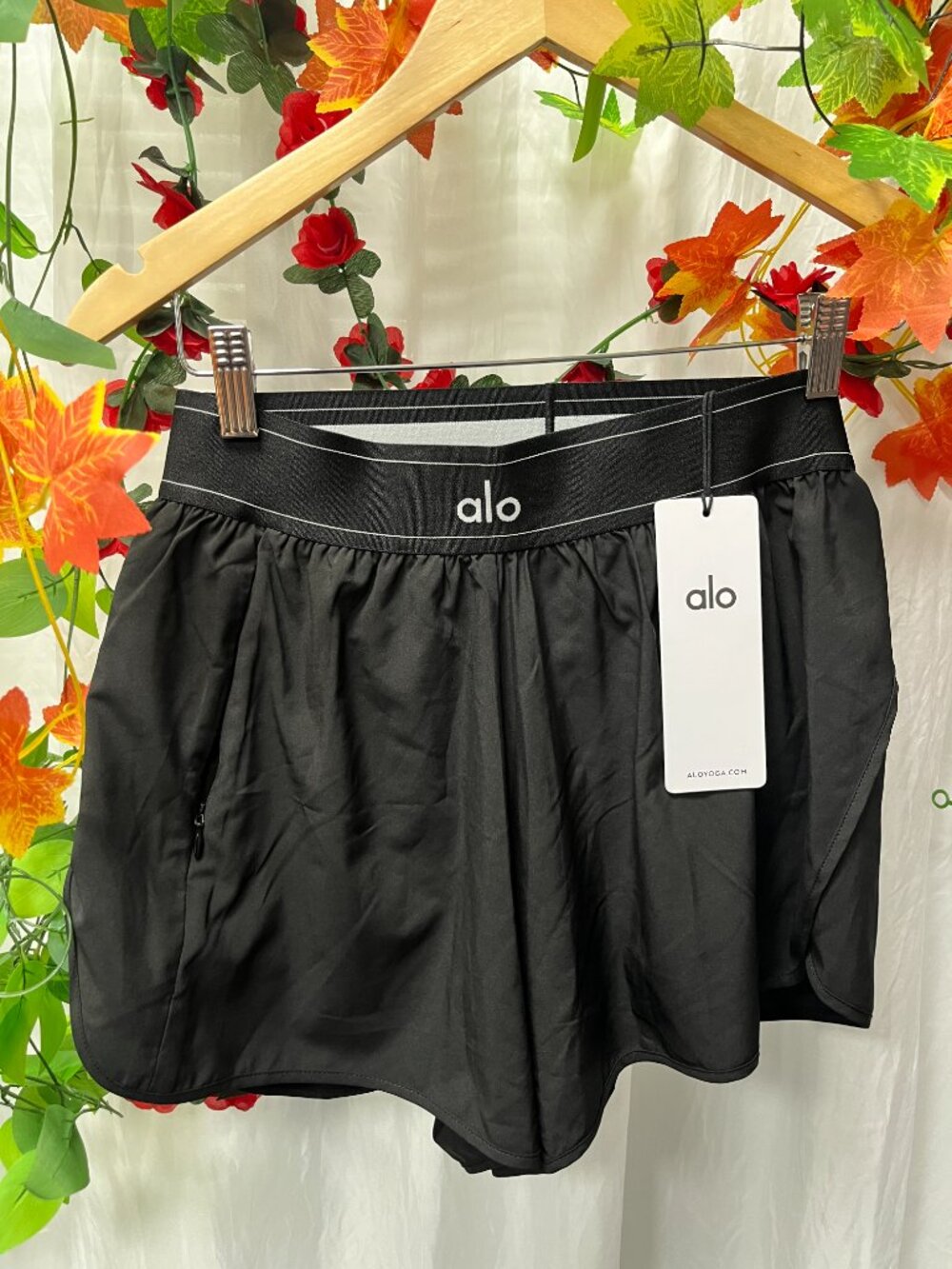 🎀🎗NWT Alo Yoga Match Point Short Sweet and cool girl style - Picture 2 of 8